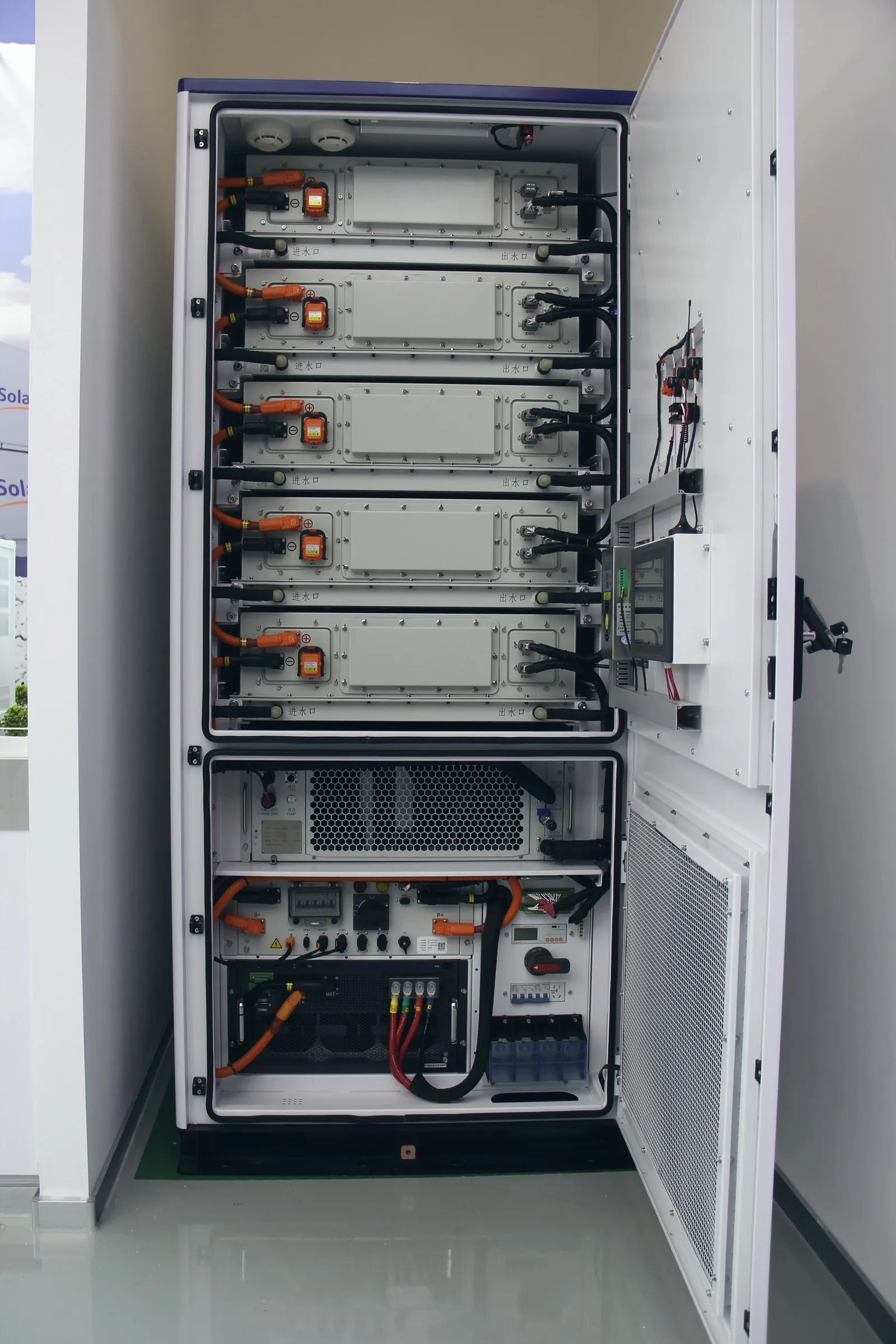 Interior de un equipo de 215 kWh con los packs, el cuadro de control y el sistema de extinción