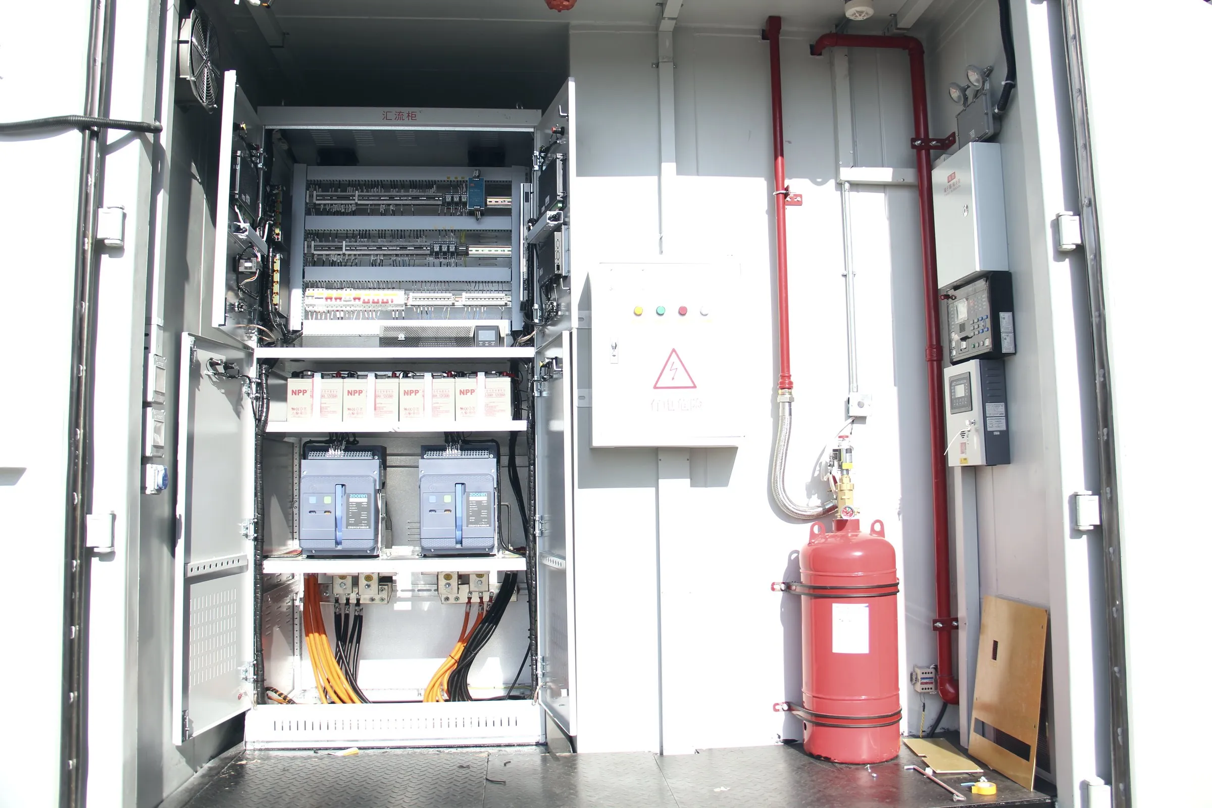 Compartimento técnico de un Powerbolt con cuadro eléctrico y botella del sistema de extinción