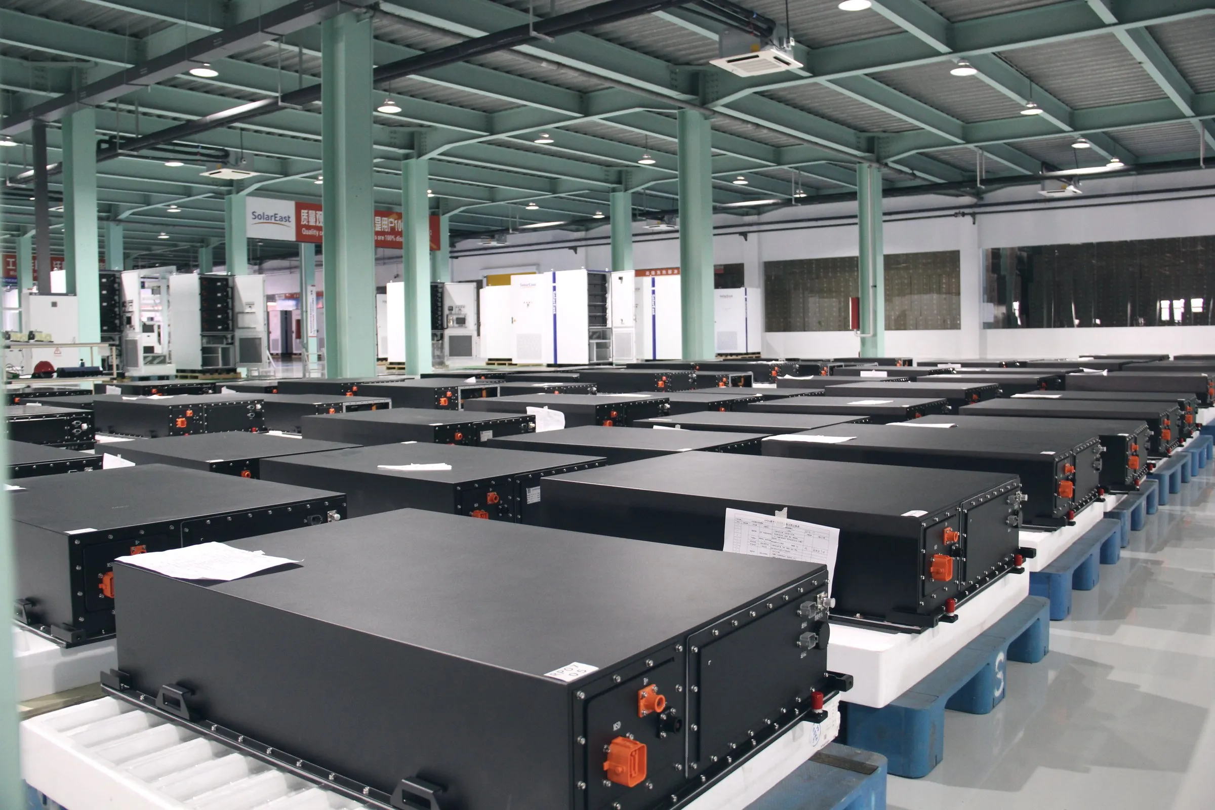 Linea con pack di batterie da 43 kWh finiti e allineati