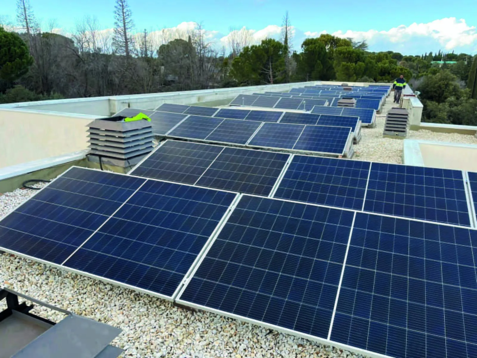Copertura industriale con pannelli fotovoltaici e apparecchiature di conversione