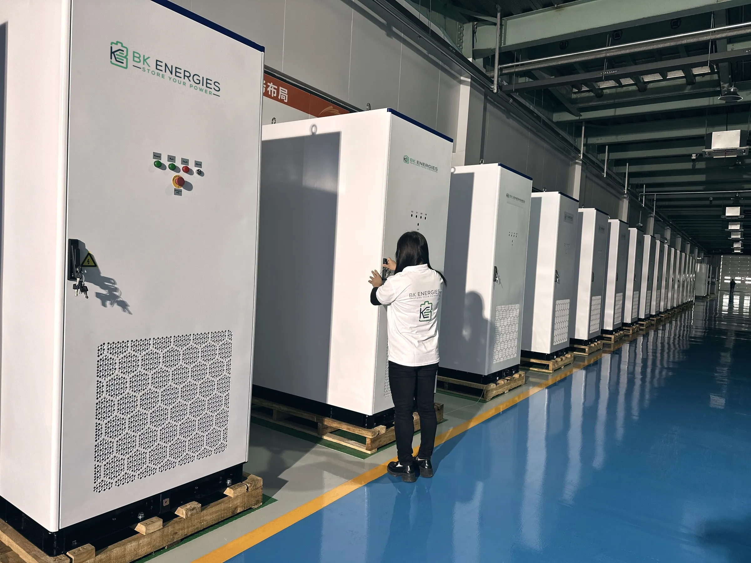 Technicus van BK Energies naast een rij Power Pro-systemen