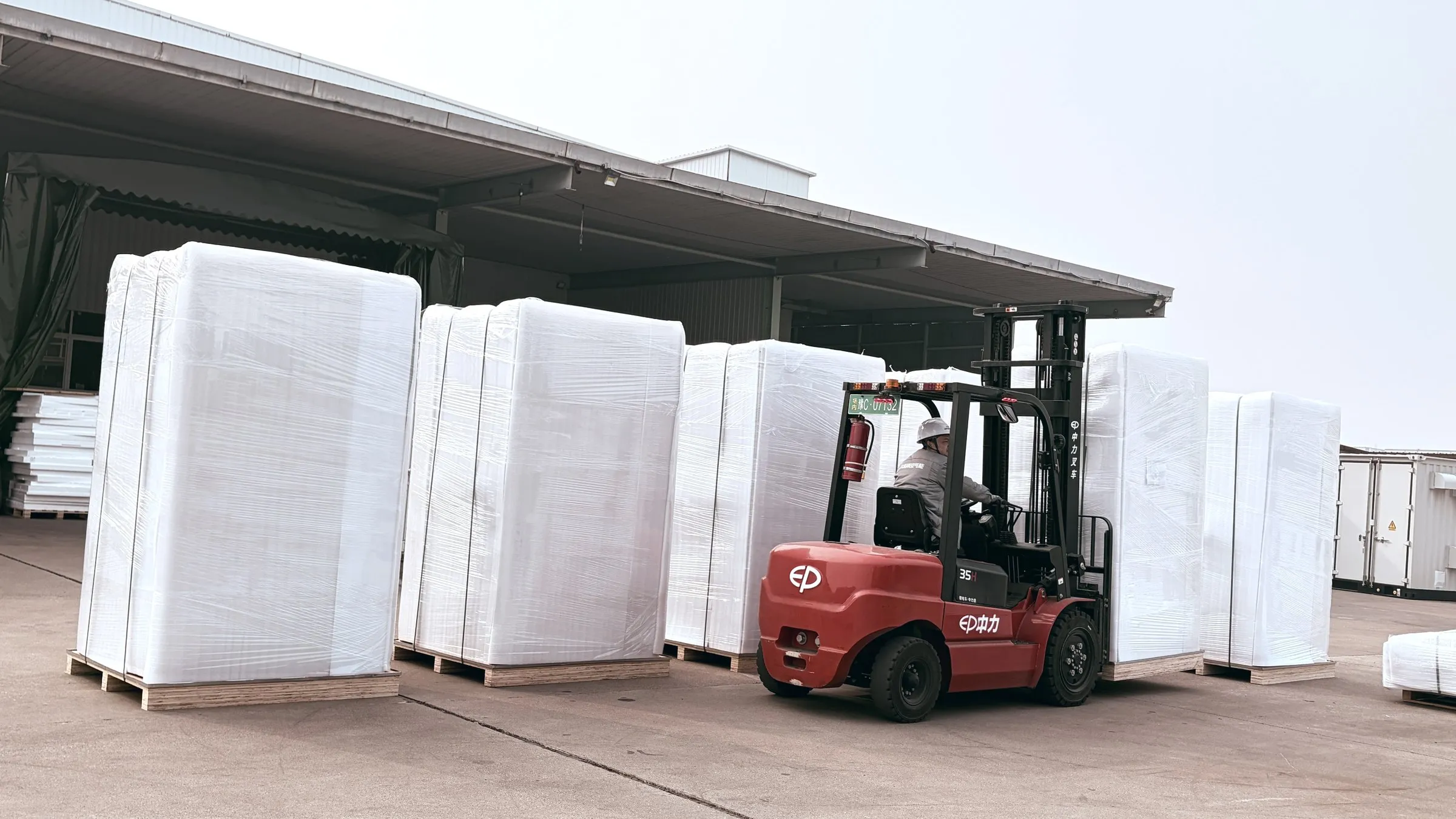 Apparecchiature imballate e carrello elevatore nell'area spedizioni