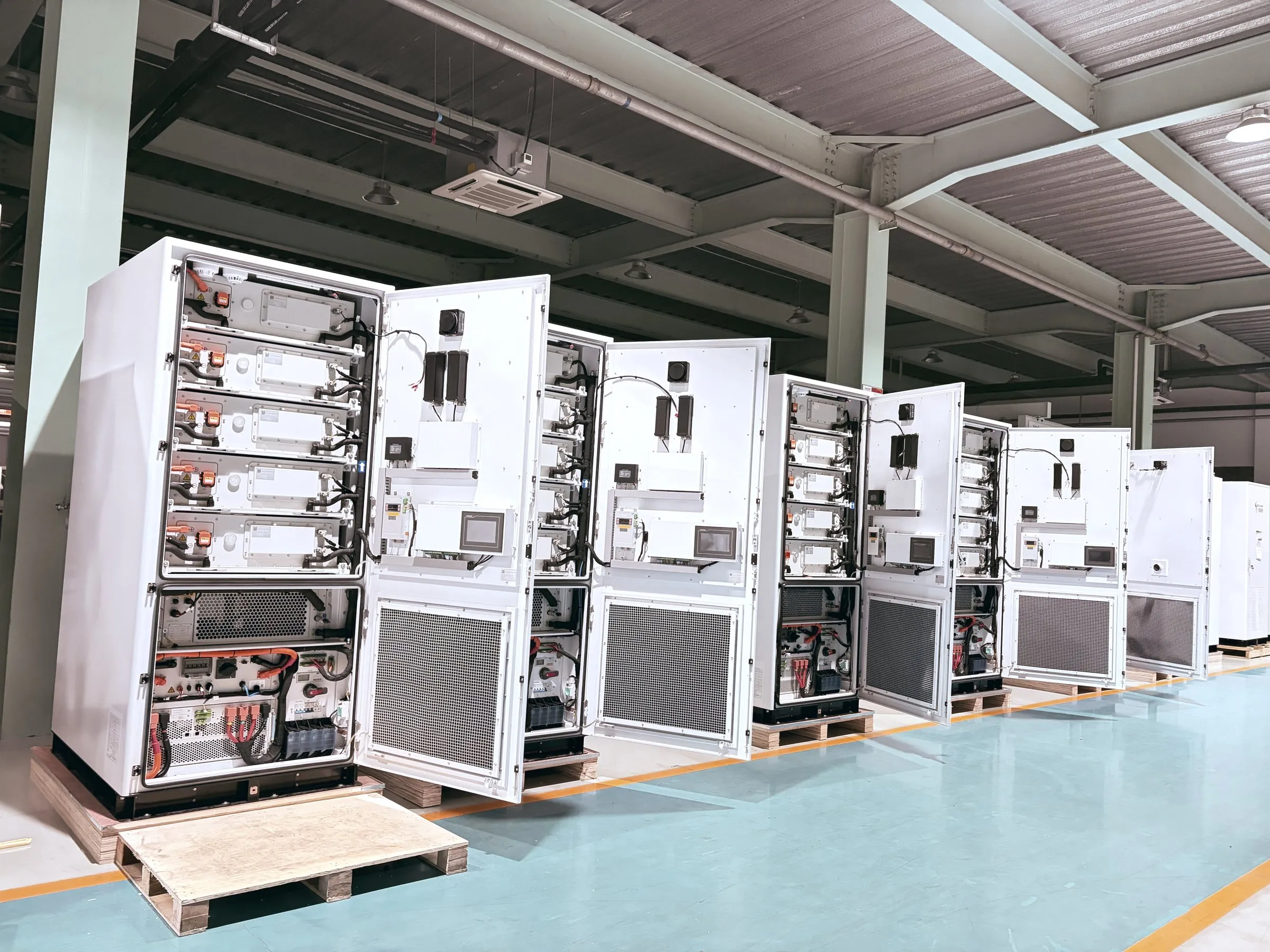 Línea de cabinets abiertos durante la integración de racks y cableado