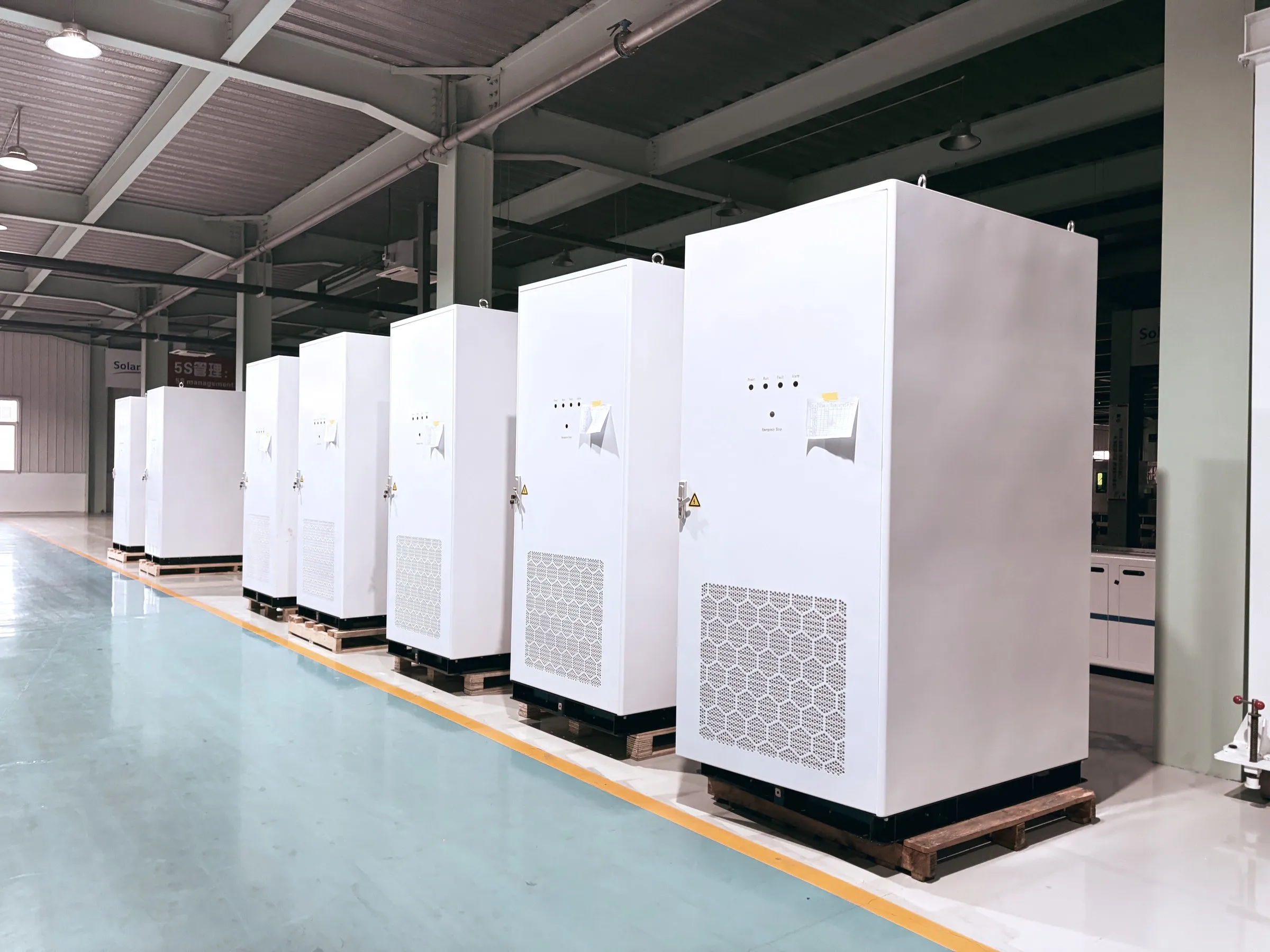 Fila de cabinets de baterías terminados en la nave de integración