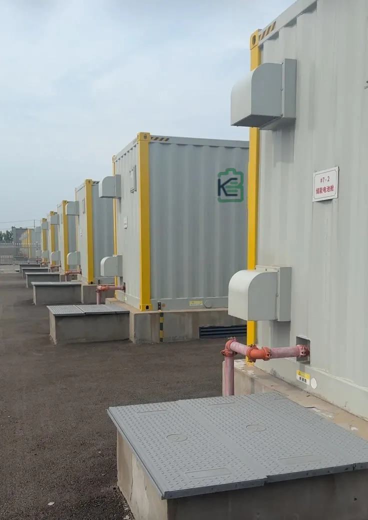 Rząd kontenerów bateryjnych BK Energies na betonowych fundamentach w elektrowni 188 MWh w Lianyungang