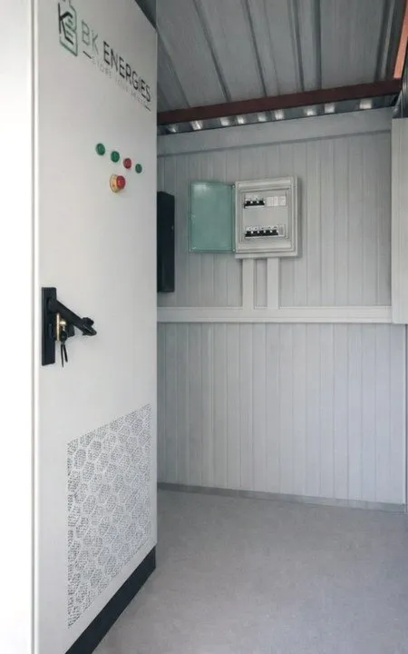 Urządzenie Power Pro BK Energies z otwartymi drzwiami w kontenerze technicznym systemu wyspowego w Nawarze