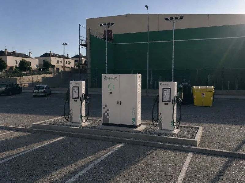 Dwie szybkie ładowarki BK Energies i szafa bateryjna na wysepce parkingu w Rivas-Vaciamadrid