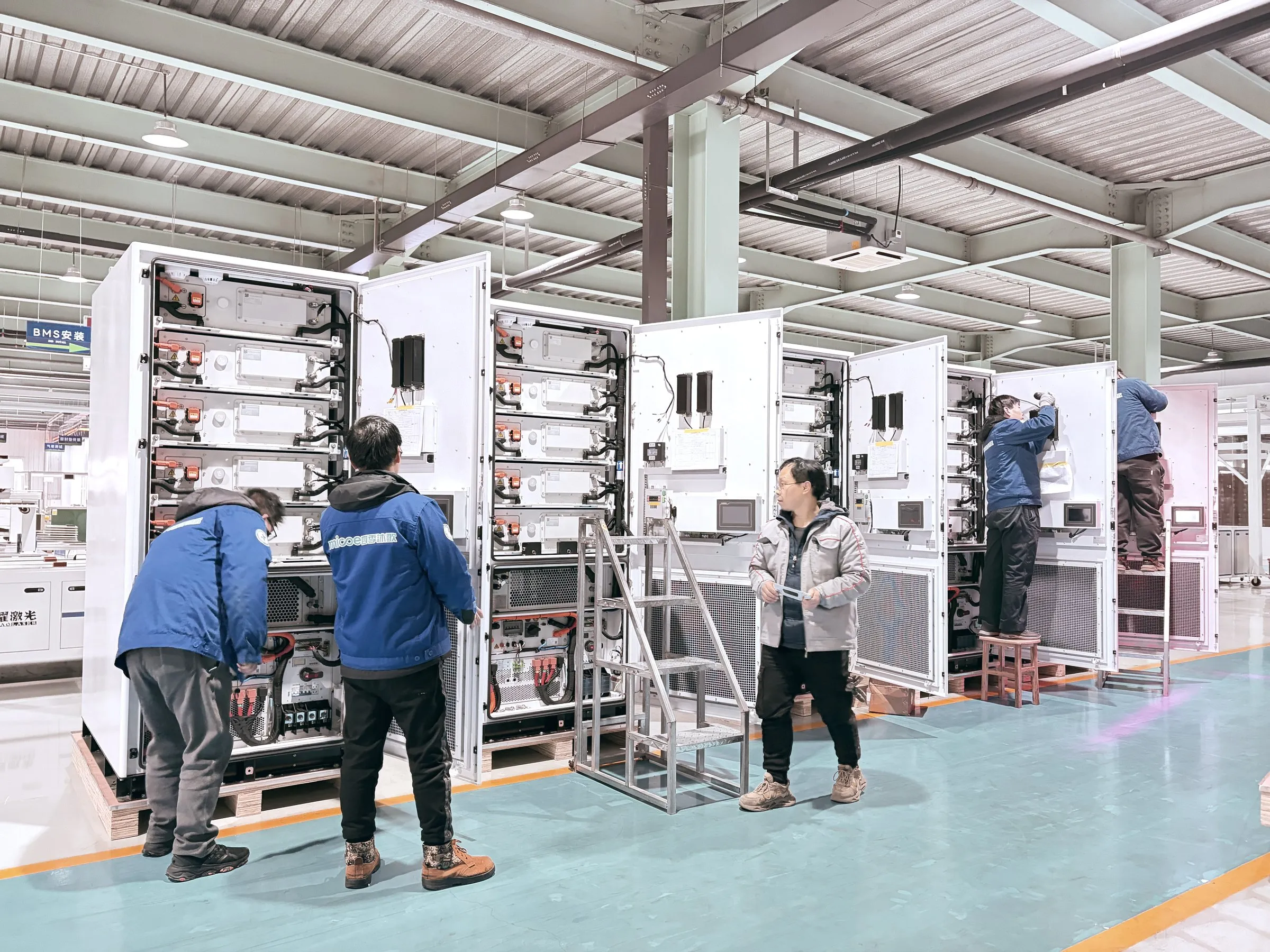 Tecnici BK che collaudano cabinets di batterie nell'area prove